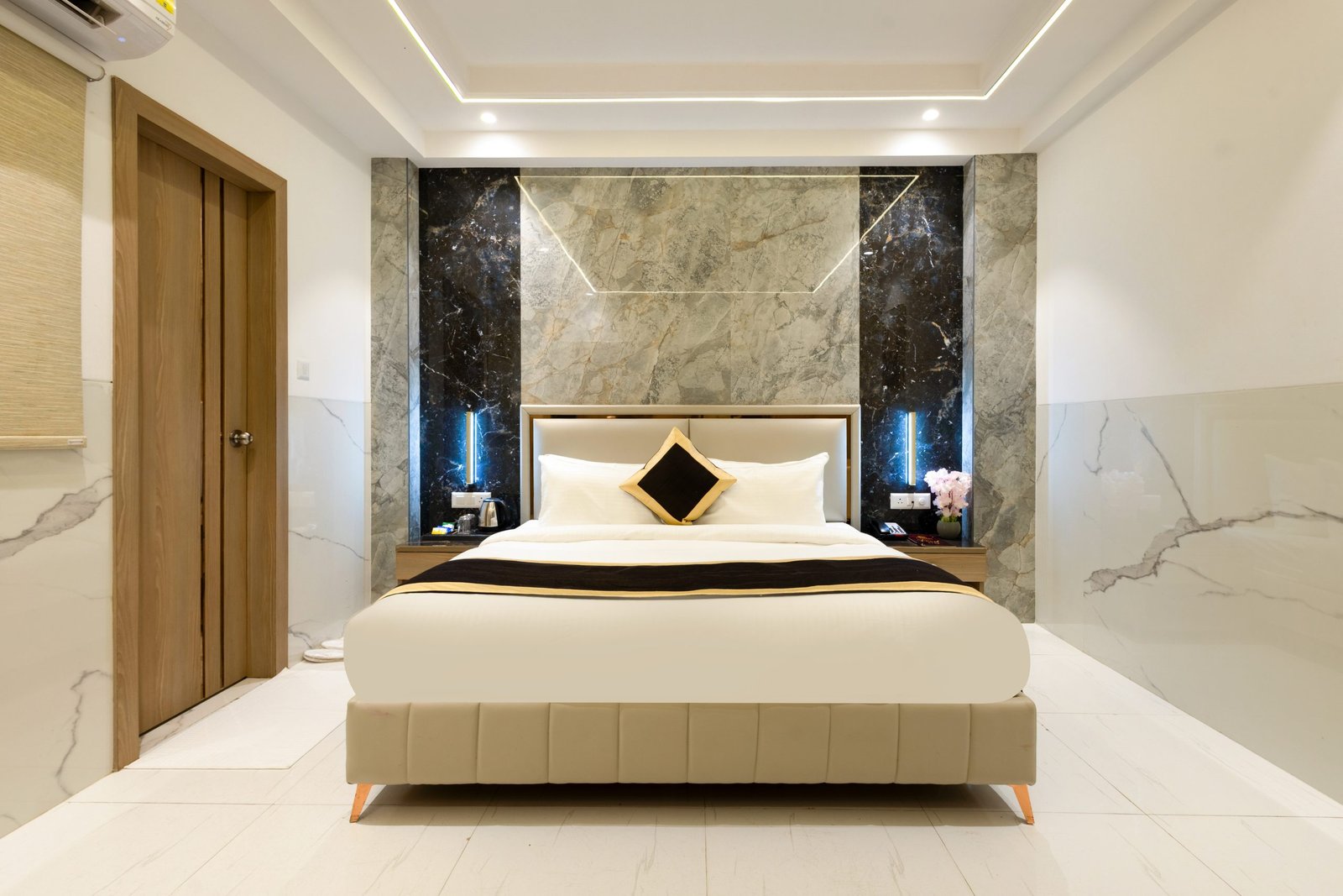 Twin bed room at Dahabi Era hotel near Delhi Airport